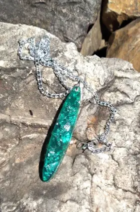 Vendo bisutería artesanal de resina, con flores naturales.