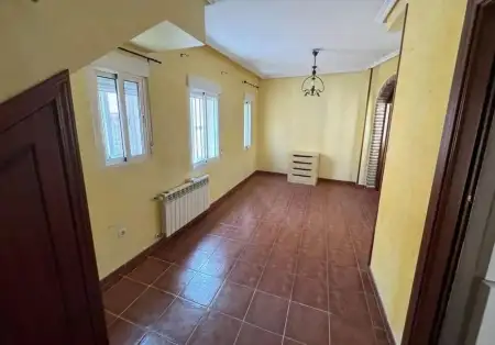 Chalet adosado con patio y garaje en Avenida De San Blas-Cáceres