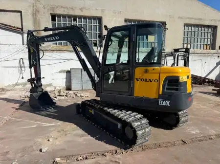 EXCAVADORA E60C