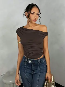 SHEIN BAE Blusa de verano de un solo color con hombro asimétrico y fruncido para mujer