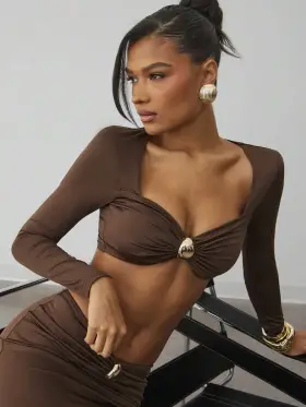 Hauture Top corto de manga larga con cuello de corazón, plisado, ornamento dorado y estilo casual y discretamente sexy