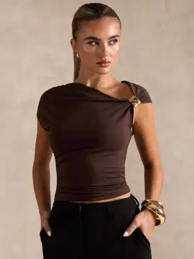SHEIN BAE Camiseta de moda ajustada con cuello asimétrico y decoración metálica de unicolor para mujer