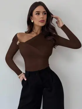 Firerie Camiseta blanca de manga larga asimétrica con hombros, decoración metálica y fruncido, corte ajustado, elegante y apropiada para otoño, vuelta al colegio, aeropuerto, salidas, top marrón, otoño